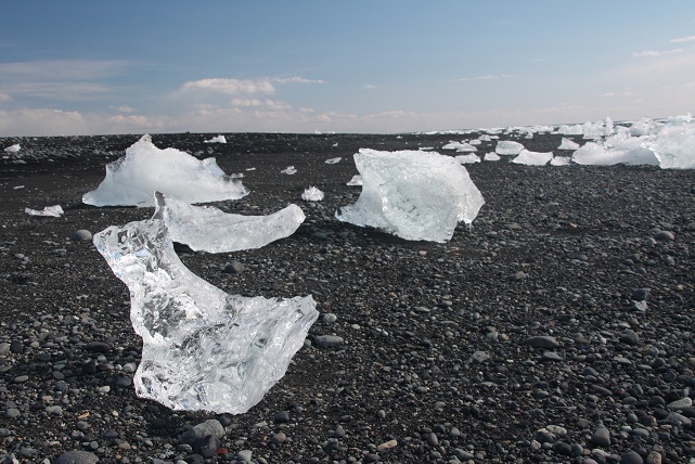 On the rocks - Gletschereis am Strand